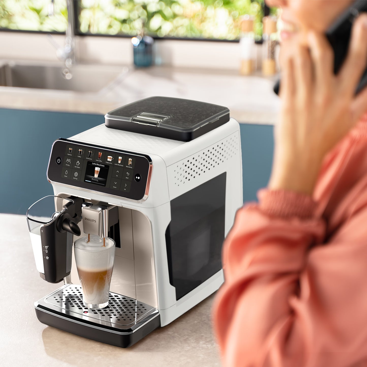 Espresso Kaffeevollautomat EP5543/90 5500 Series, 20 Getränke (heiß oder eisgekühlt) Modernes Farb-Touchdisplay, LatteGo-Milchsystem, SilentBrew Technologie, QuickStart, 1,8L Wassertank, Weißchrom